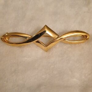 Gold Tone Elegant Twist Bar Brooch